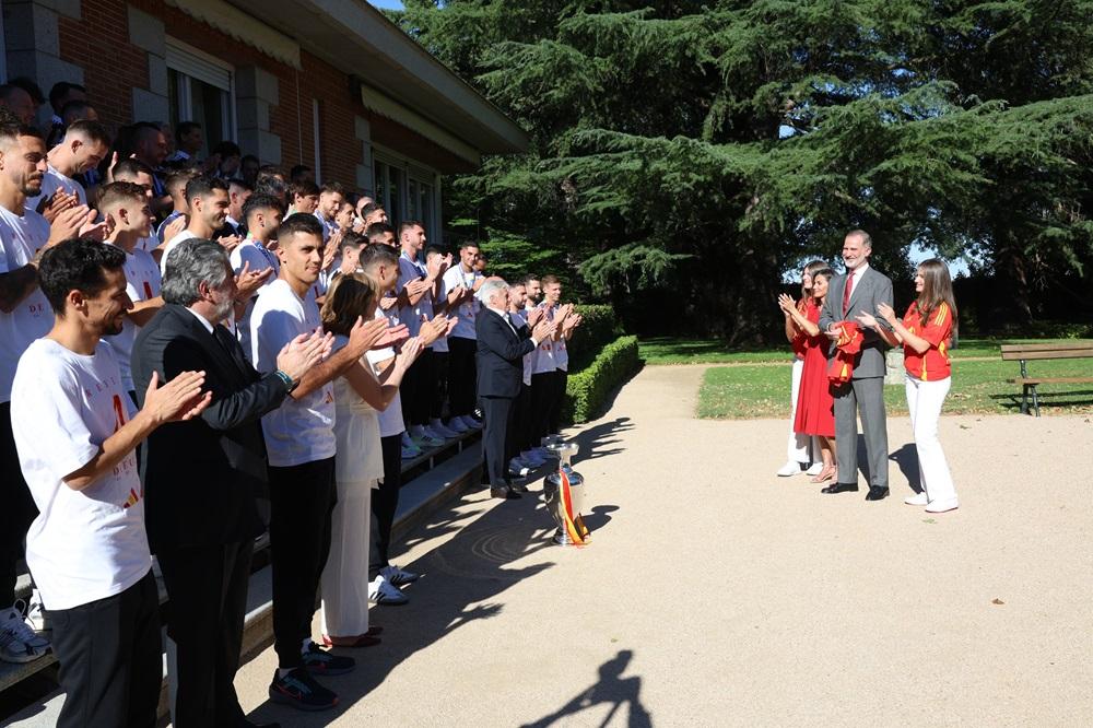 西班牙國王費利佩六世及王室成員在宮殿接見球隊。(X)