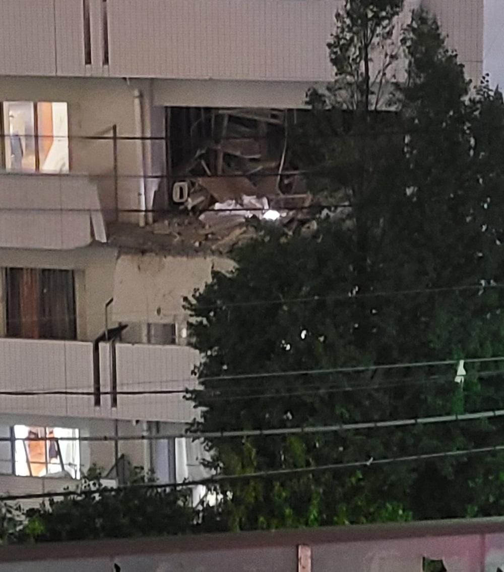 爆炸後住宅一片混亂。(X)