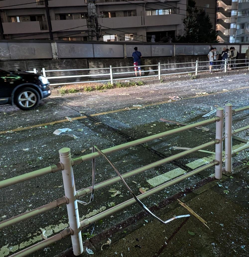 爆炸後路面散佈碎片。(X)