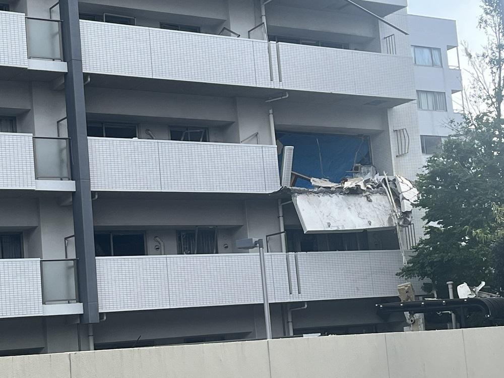 爆炸後住宅的露台外牆被炸開。(X)
