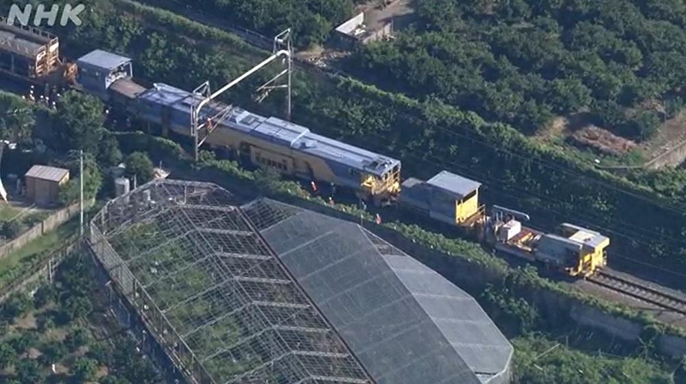 日本新幹線兩架工程車相撞後出軌,影響來往東京及大阪的交通。(NHK截圖)
