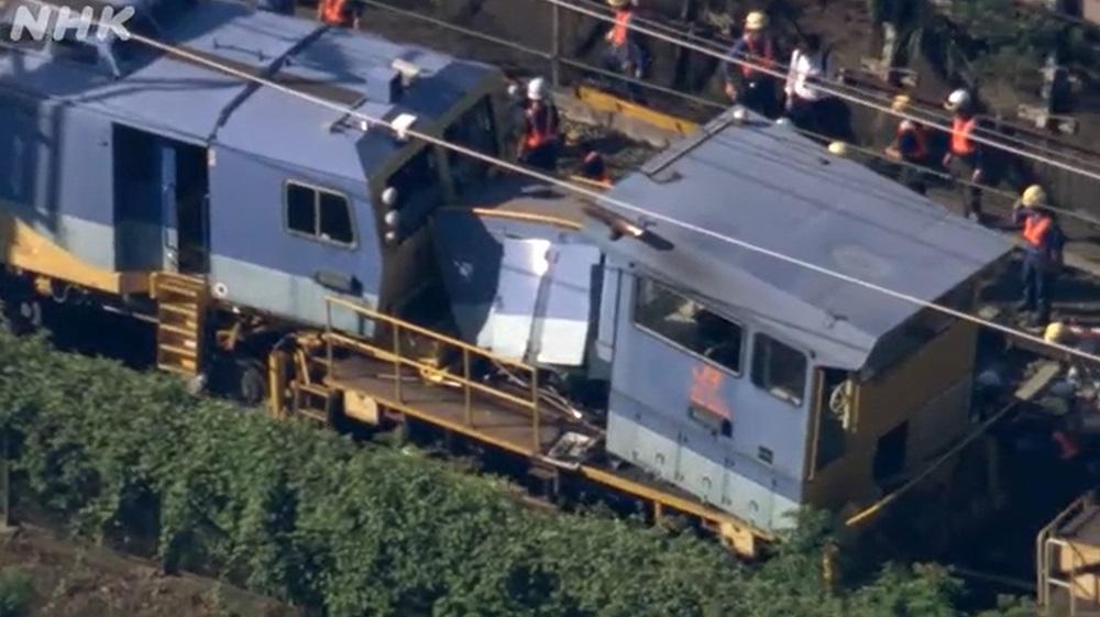 日本新幹線兩架工程車相撞後出軌,影響來往東京及大阪的交通。(NHK截圖)