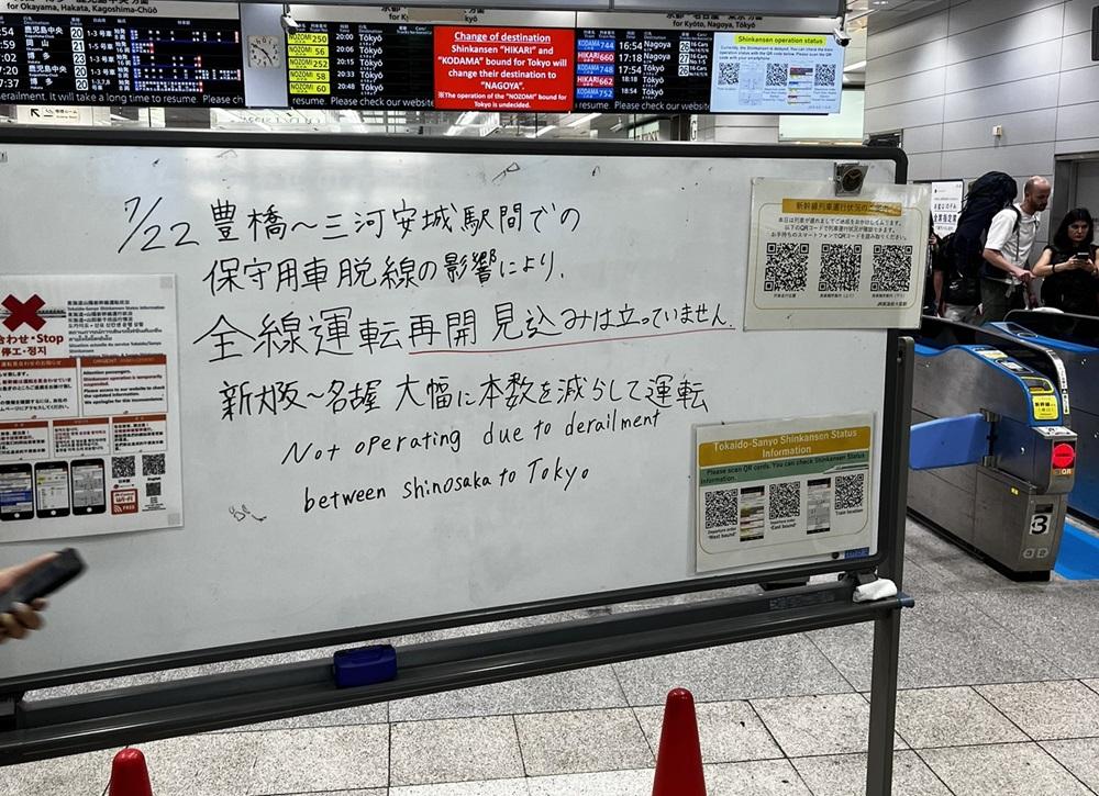 新大阪站有手寫告示板提示旅客列車停運。(X)