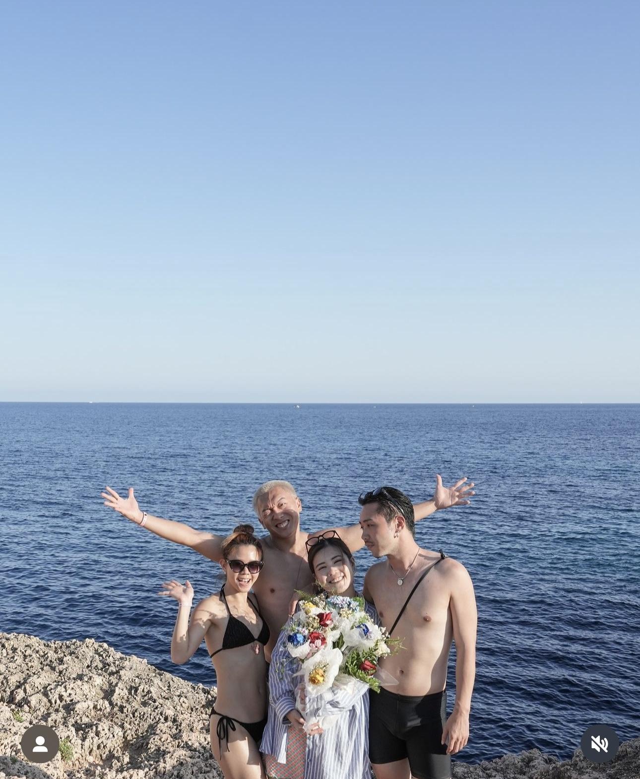 一行四人到沙灘玩。