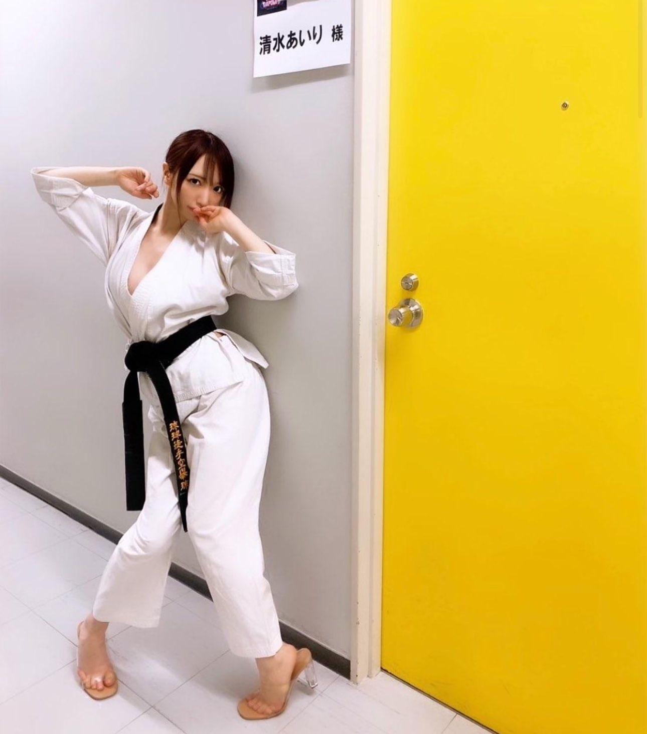 清水藍里憑「處男必殺空手道」揚名。