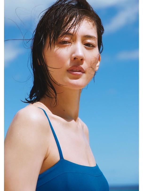 寫真集《原色 綾瀨遙 2013-2024》輯錄她過去10年來為雜誌拍攝的性感靚相。