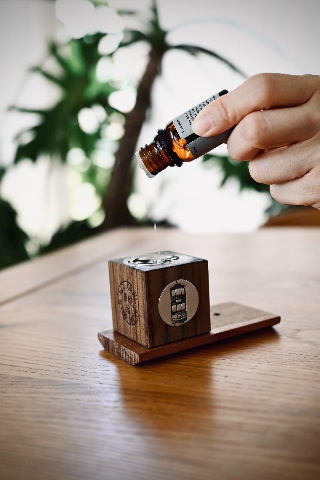 BeCandle 與 henka木工團隊聯手,利用退役的木製電車的金屬車身及柚木,製成120份限量發售的擴香木,更加特別為此調製了兩款香薰油;減少廢棄物同時,讓大家保存珍貴歷史。