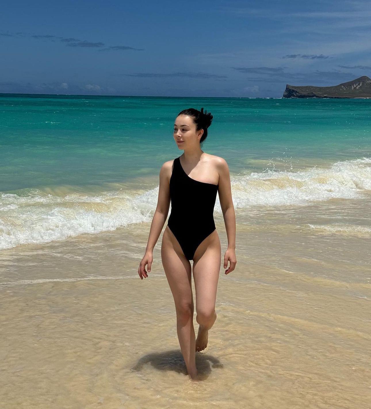 Helena早前分享性感泳照。