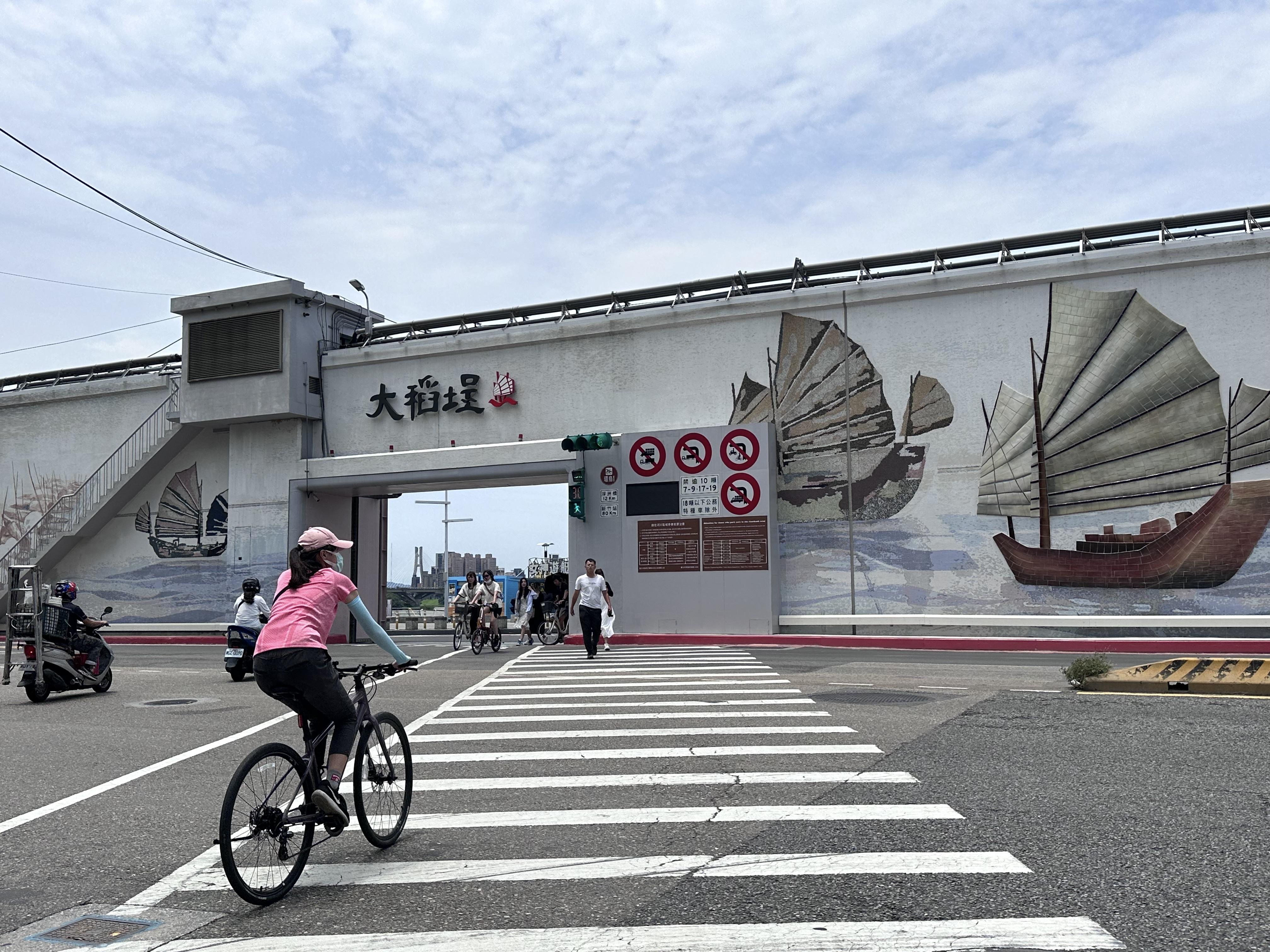 入口位於環河北路、民生西路交界的「五號水門」,交通超繁忙。