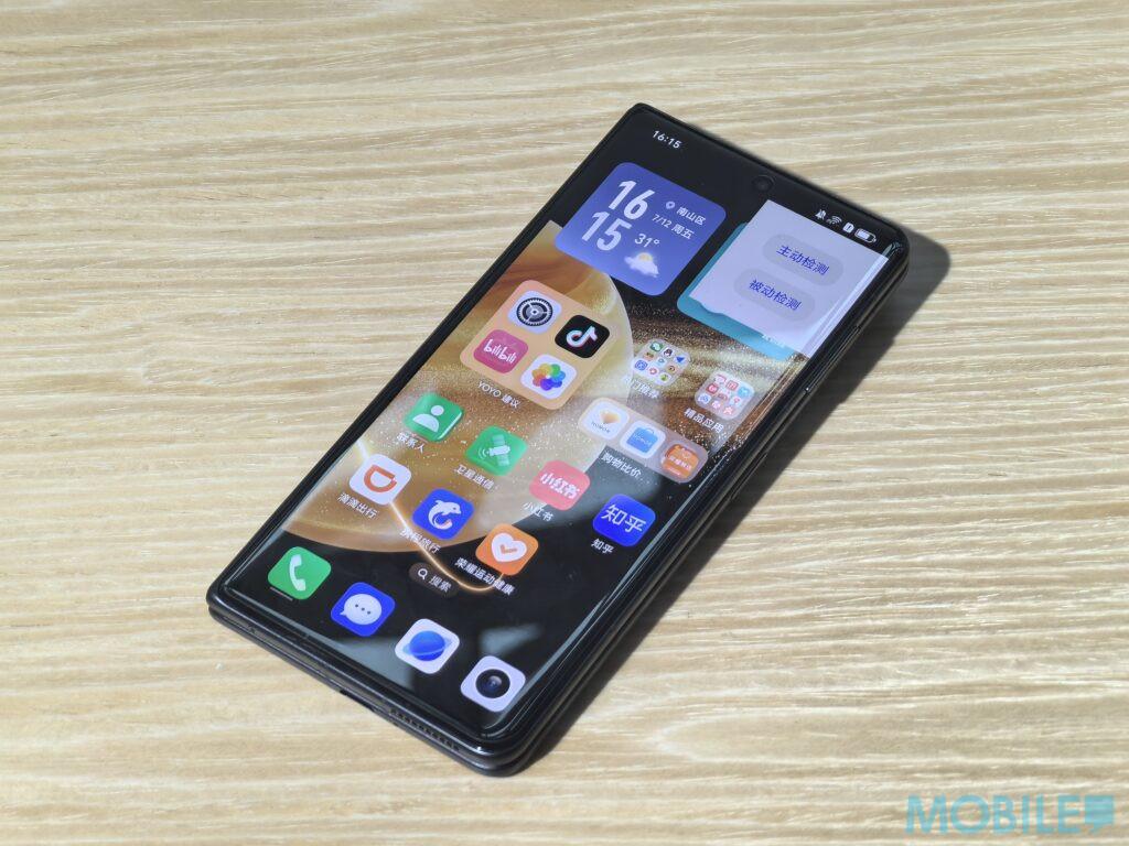 HONOR Magic V3 內屏採用了7.92吋10:9比例120Hz LTPO屏幕,外屏為6.43吋20:9比例120HZ LTPO 屏幕。