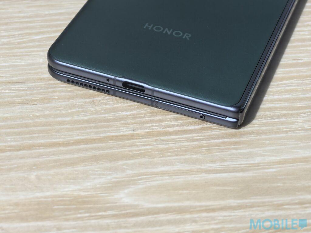 機身底部設有揚聲器、Type-C充電接口及SIM卡卡槽。