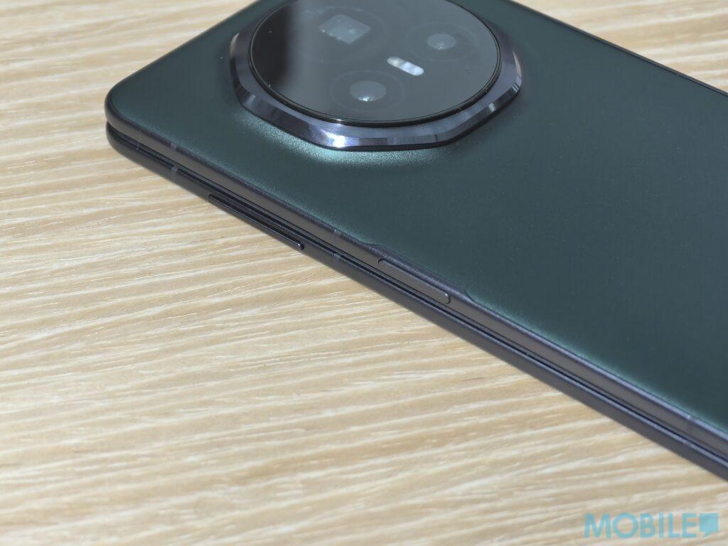 機身左側設有附設指紋識別的電源鍵及音量鍵