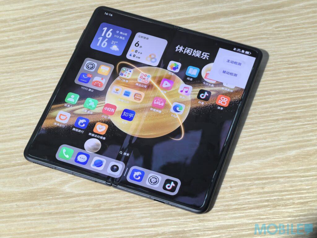 HONOR Magic V3 內屏採用了7.92吋10:9比例120Hz LTPO屏幕,外屏為6.43吋20:9比例120HZ LTPO 屏幕。