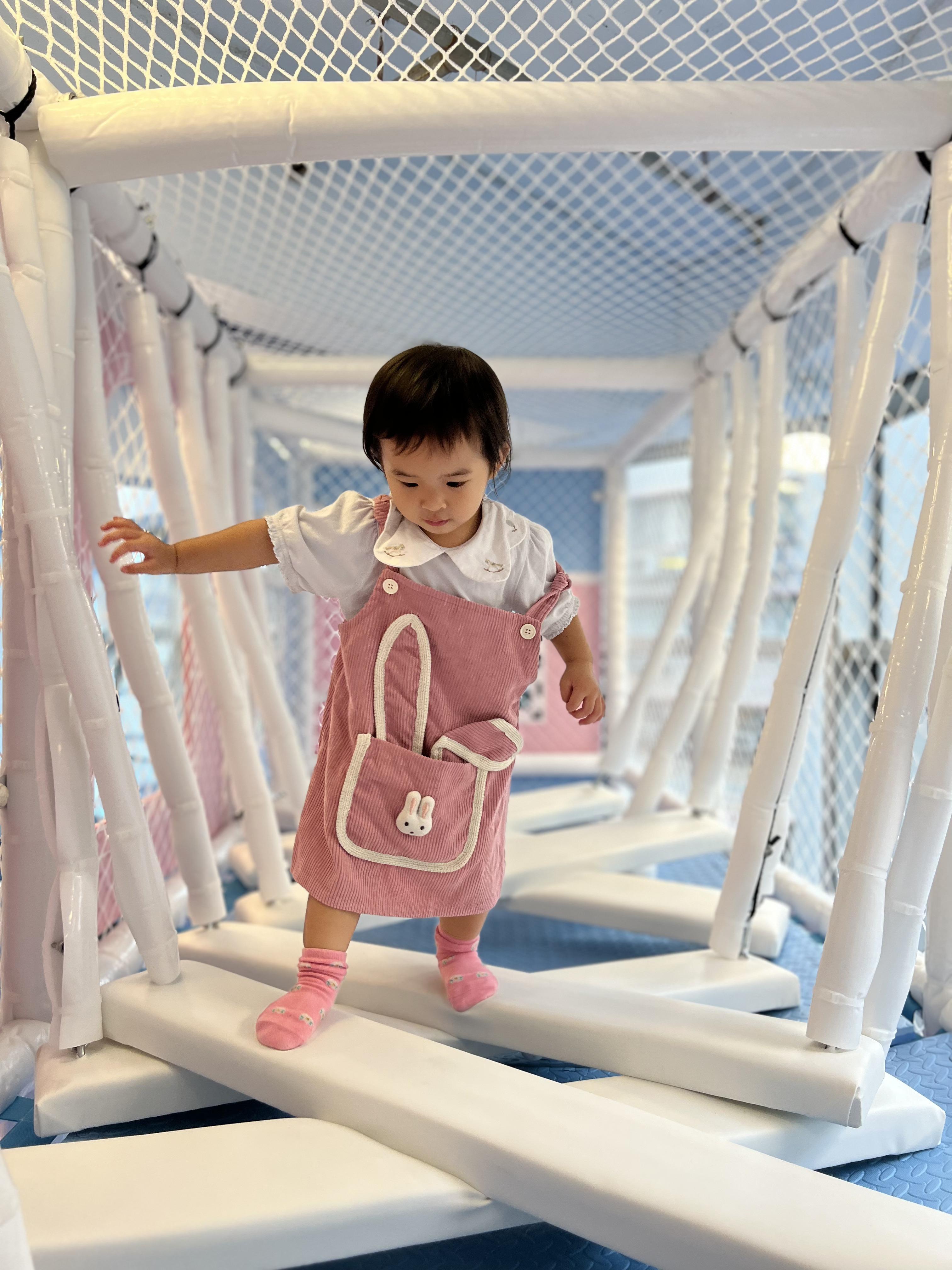 場內繩網分2層,設計豐富又複雜,小心撞頭