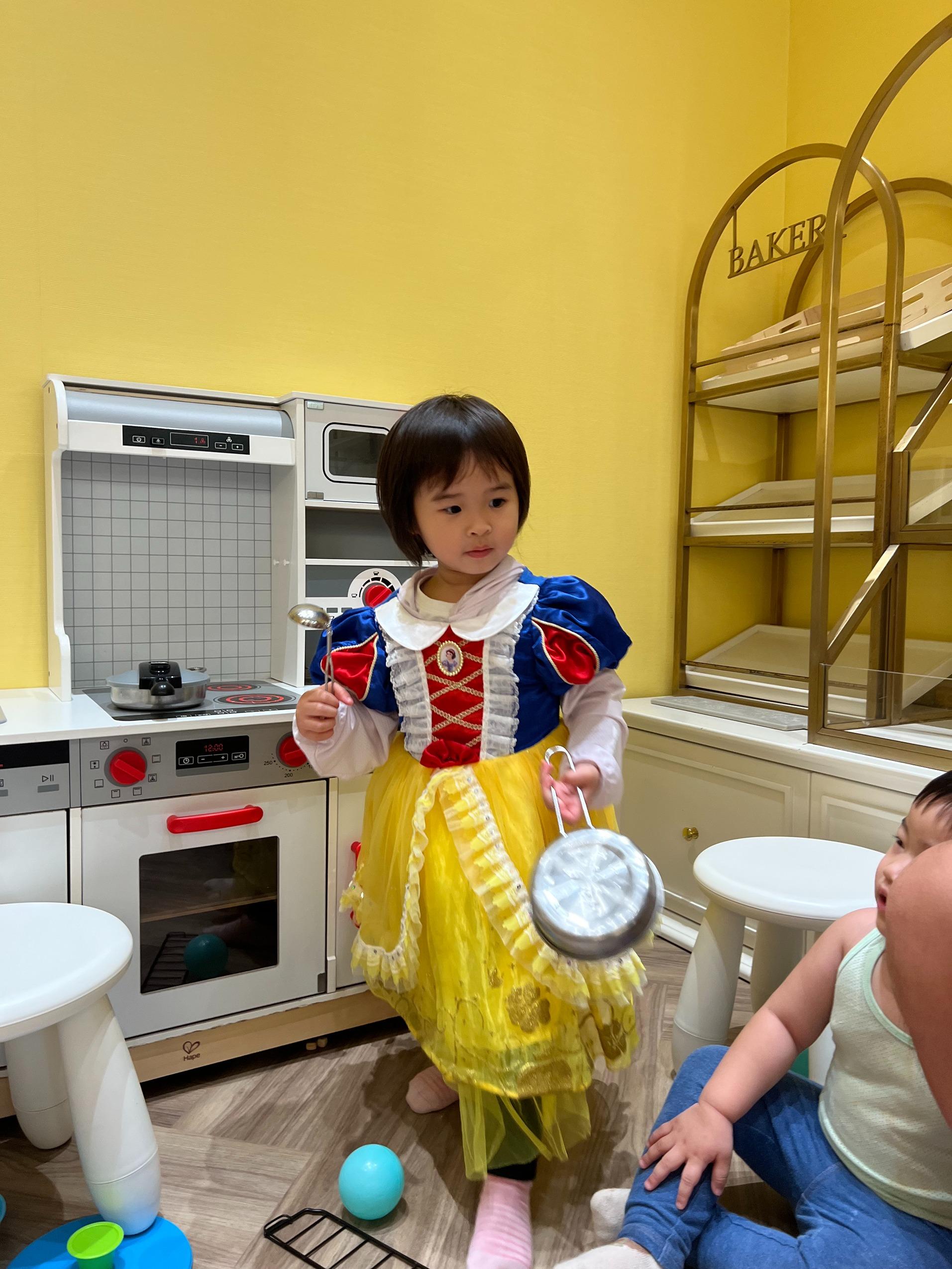 場內有多條公主裙可供挑選,一圓小朋友公主夢