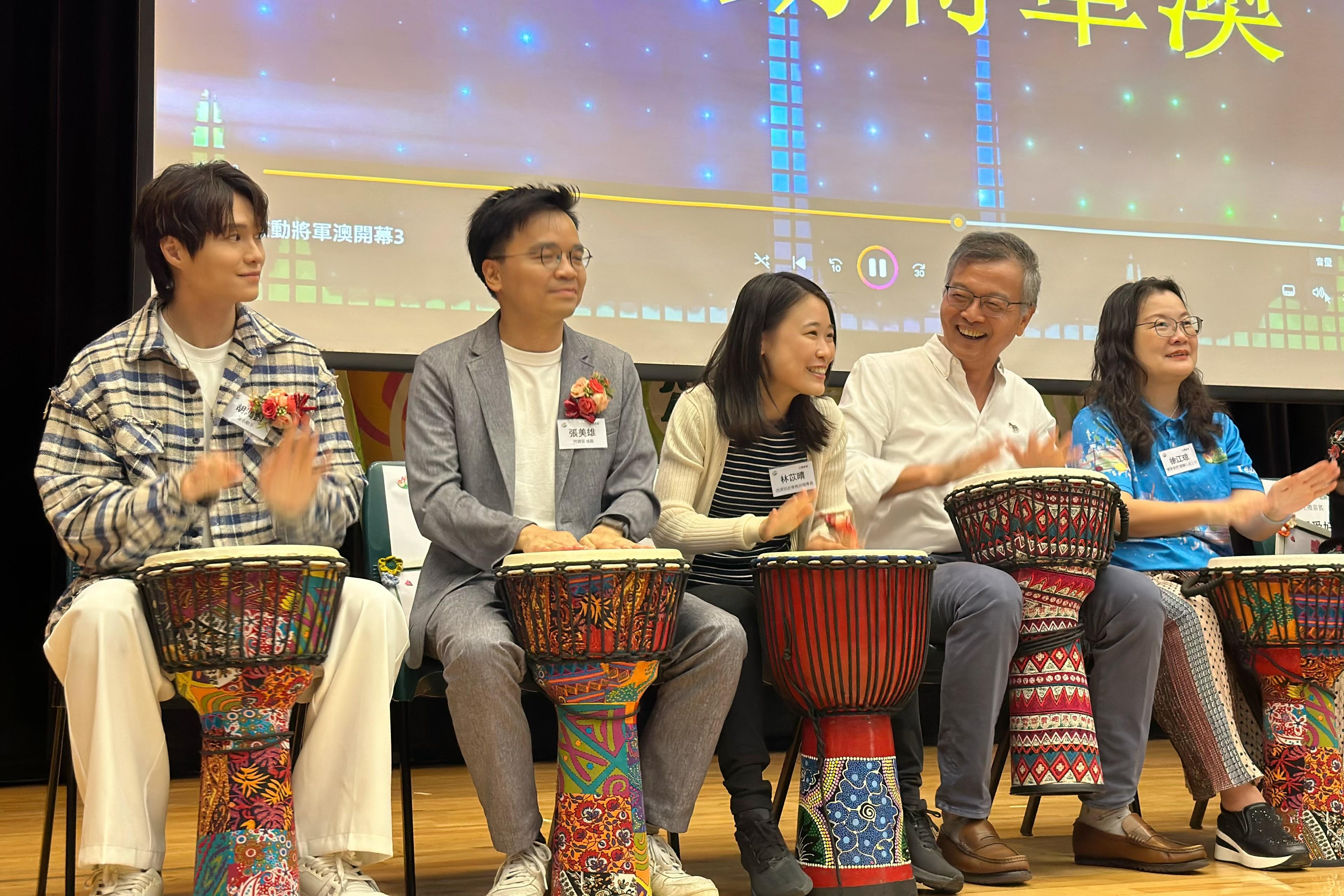 Hubert與眾同樂,與學生們一同學奏拍打非洲鼓。