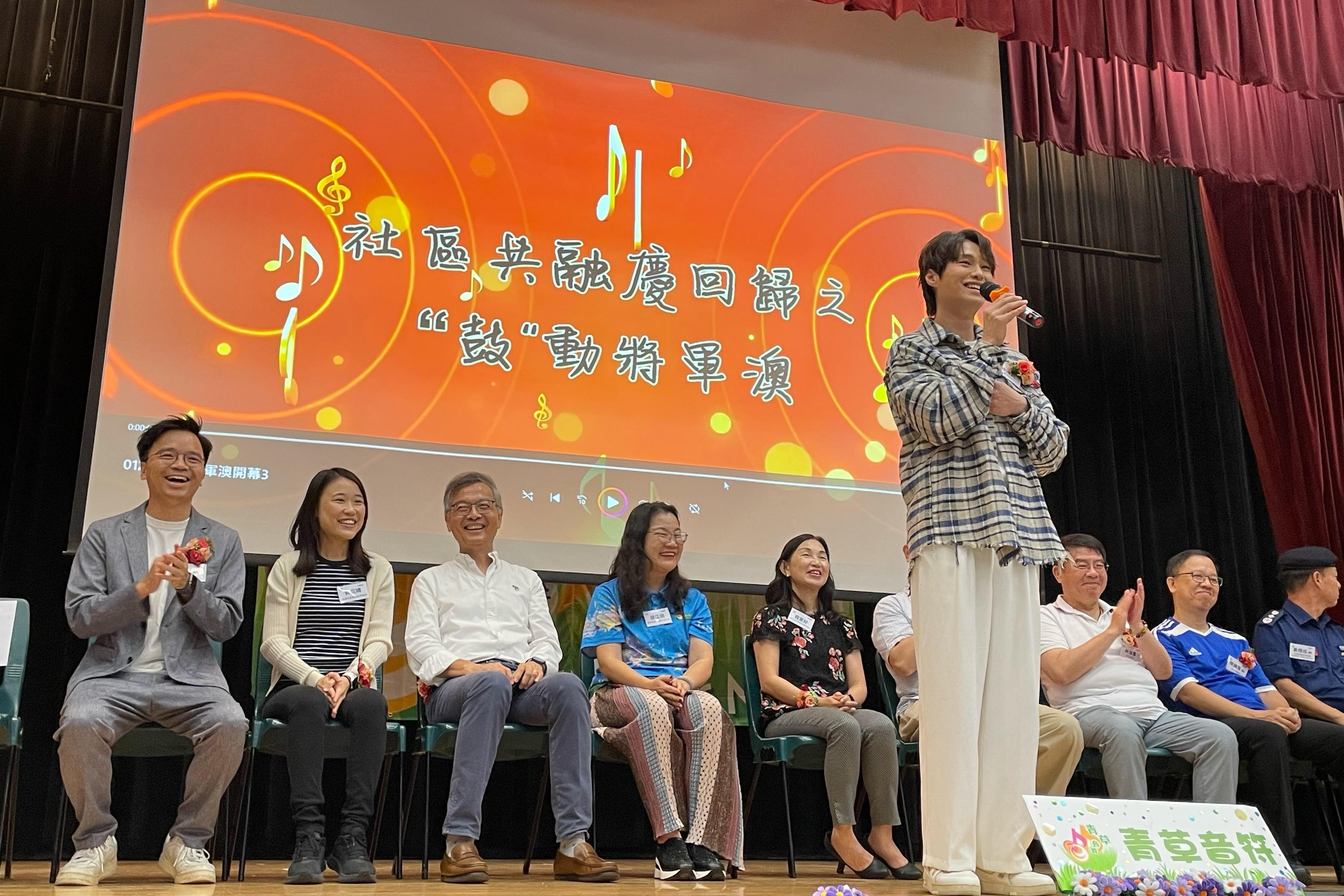 胡鴻鈞為特殊學習需要學童、罕見病患者、以及他們的照顧者獻唱。