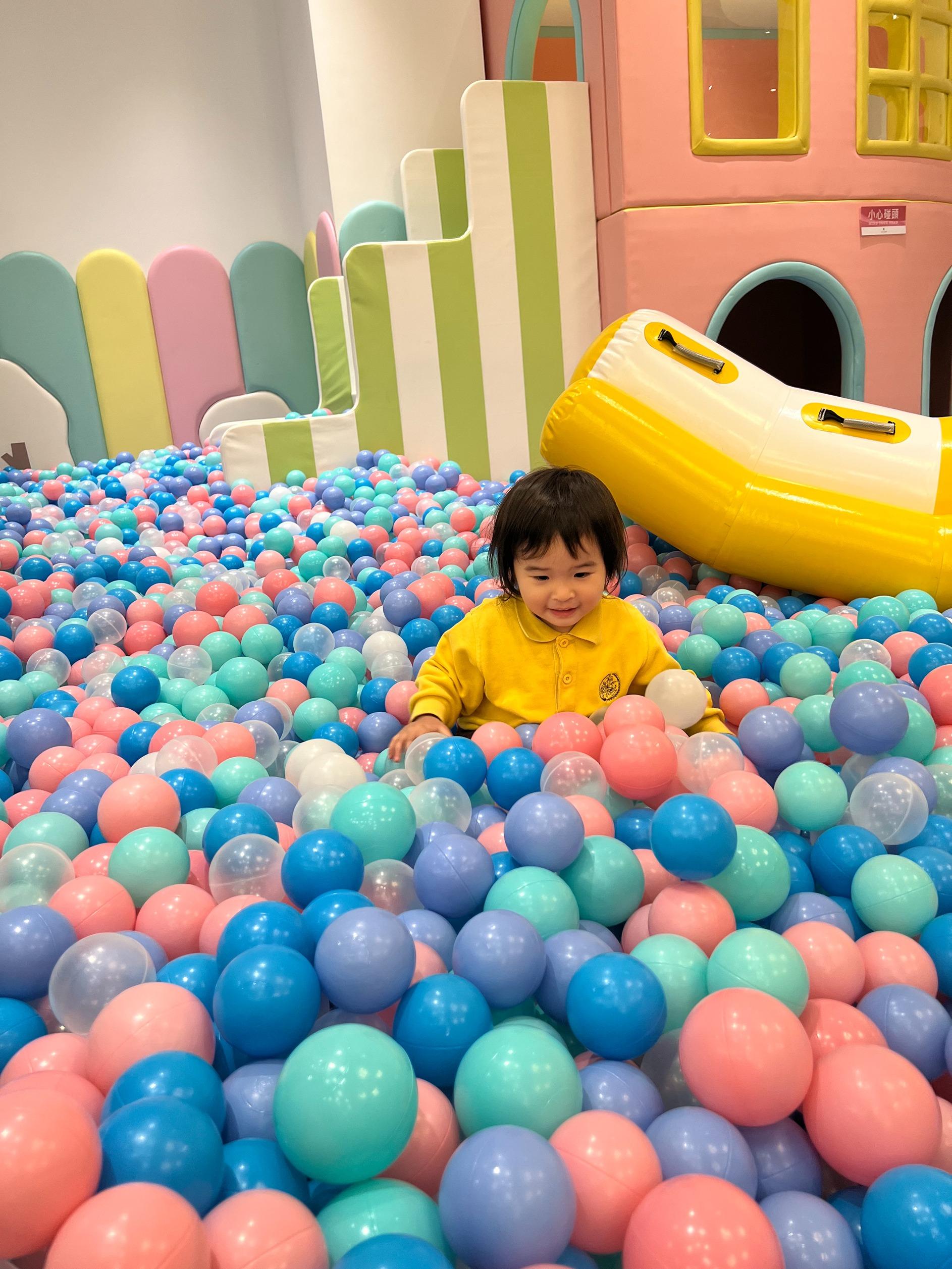 大型波波池球量深至及膝,相當有誠意。