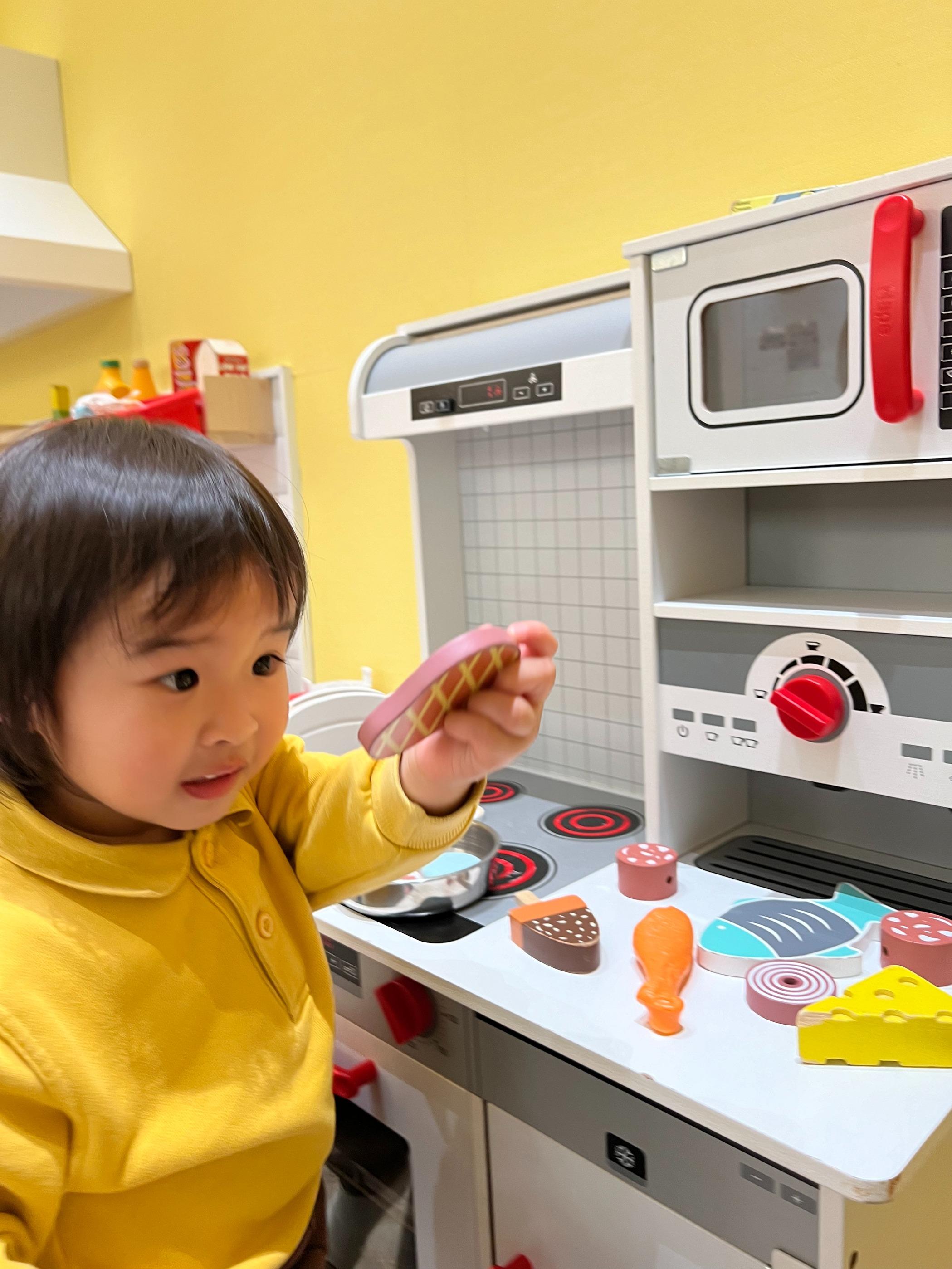 靜態遊戲區劃分為廚房及「購物區」,有迷你版手推車、焗爐、刀具等廚房用具、食物公仔,孩子購買食材後大顯身手煮飯仔。