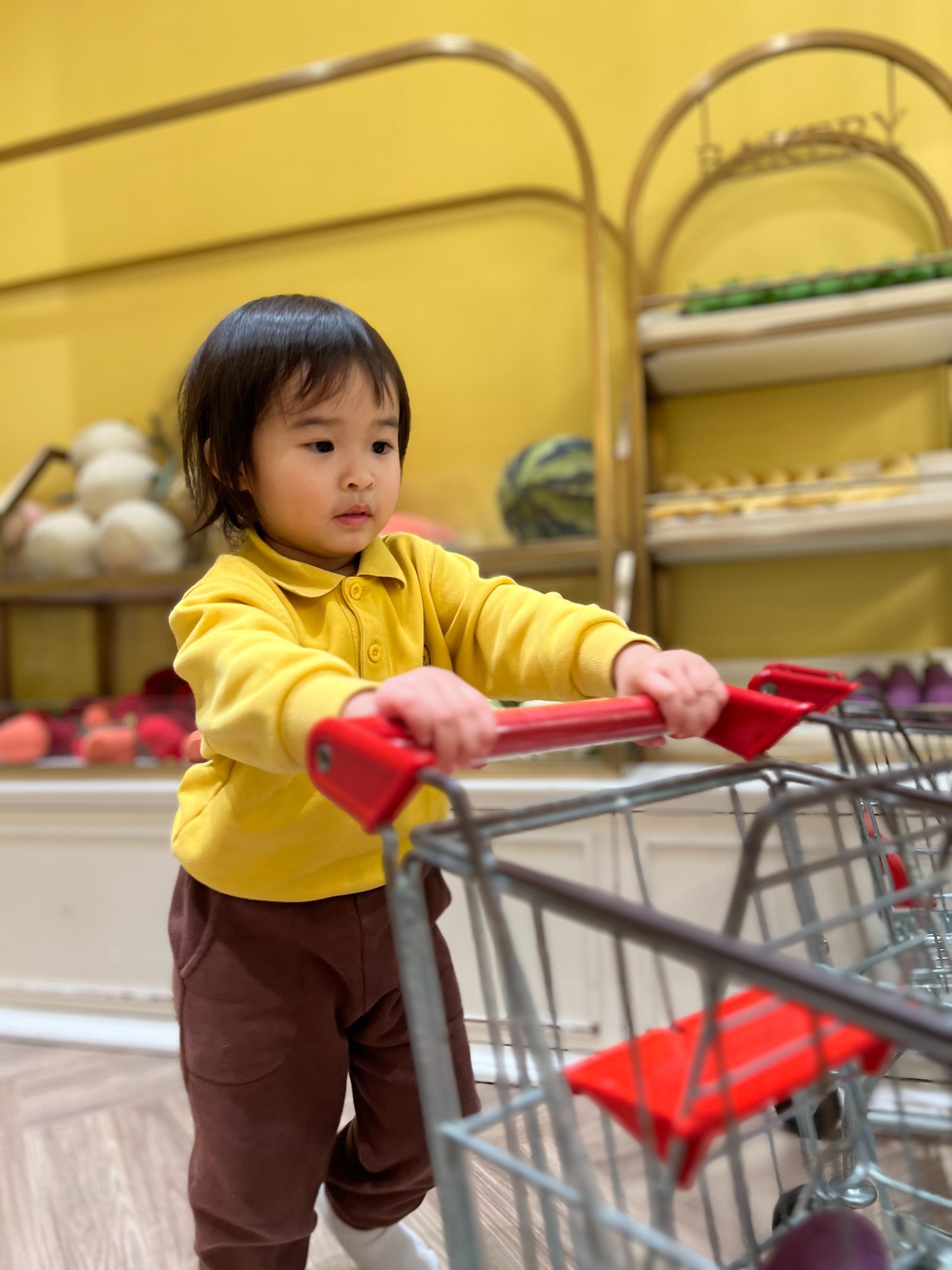 靜態遊戲區劃分為廚房及「購物區」,有迷你版手推車、焗爐、刀具等廚房用具、食物公仔,孩子購買食材後大顯身手煮飯仔。