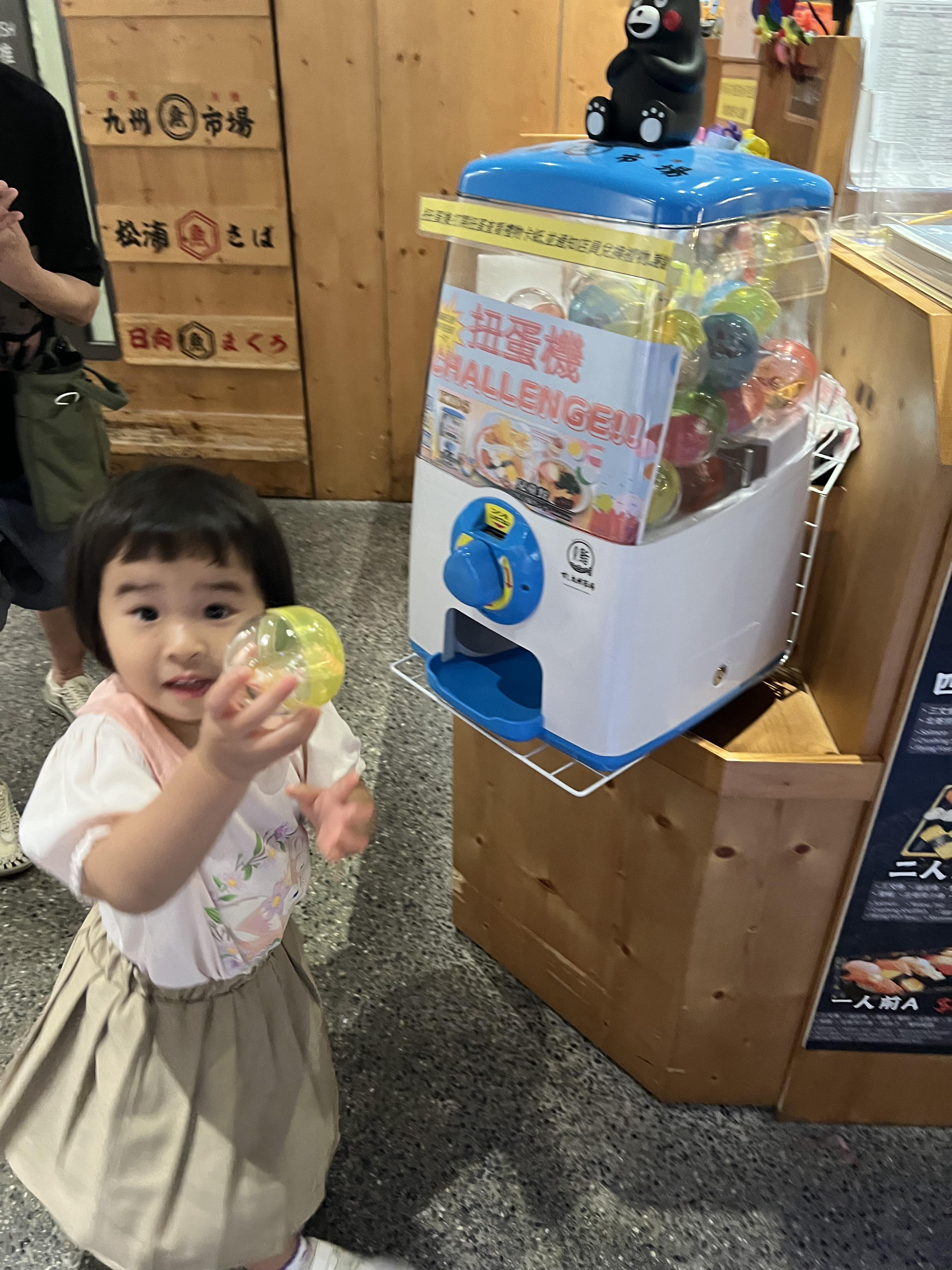 兒童餐推介|壽司九州市場(沙田)食飽飽結帳後,店員會贈送一個硬幣,可讓孩子扭蛋,有得食有得玩小朋友最開心。