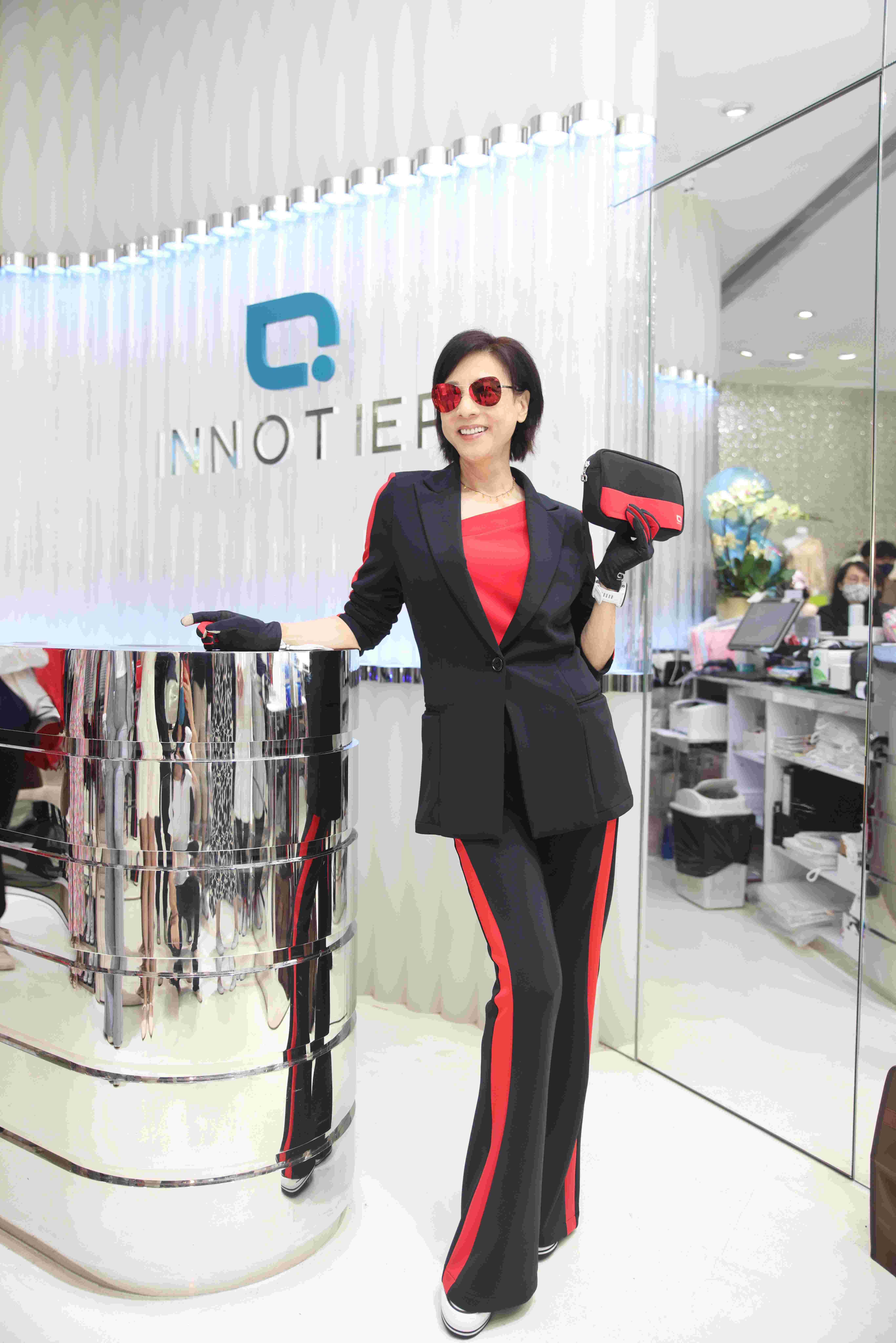 64歲的林漪娸保養得宜,穿上黑紅套裝盡顯fit爆身材。