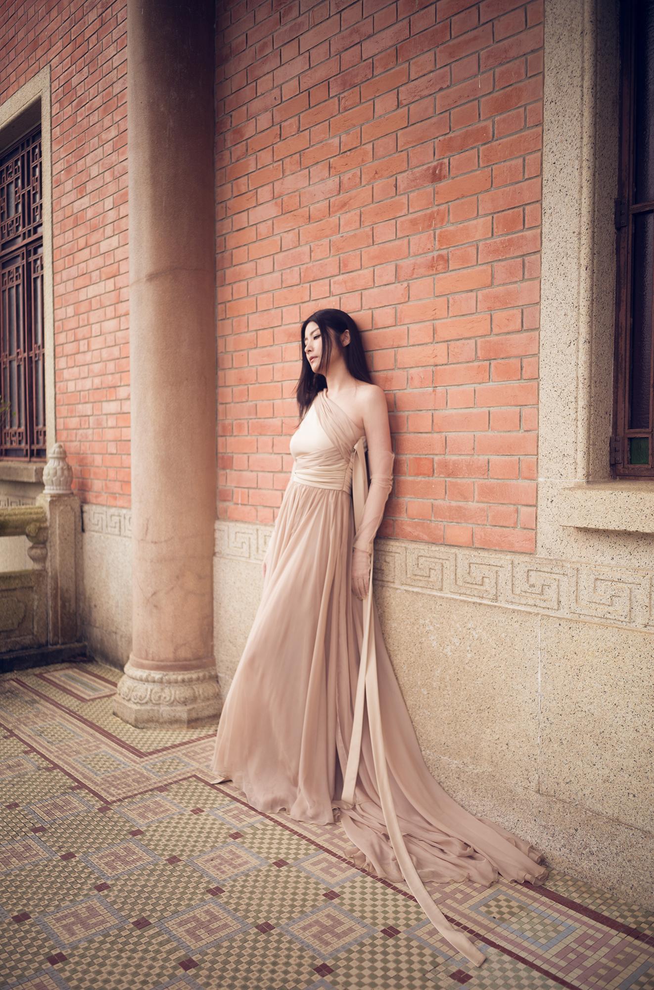 Kelly的MV在香港法定古蹟景賢里取景。