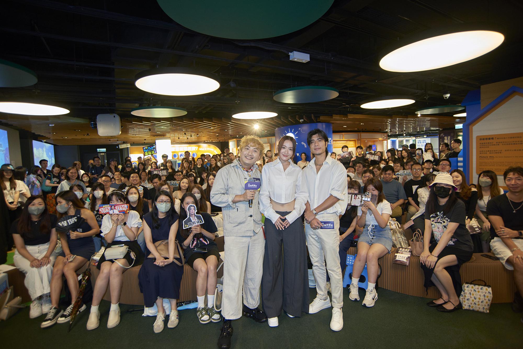 周殷廷和吳海昕與觀眾交換舊物並大合照。