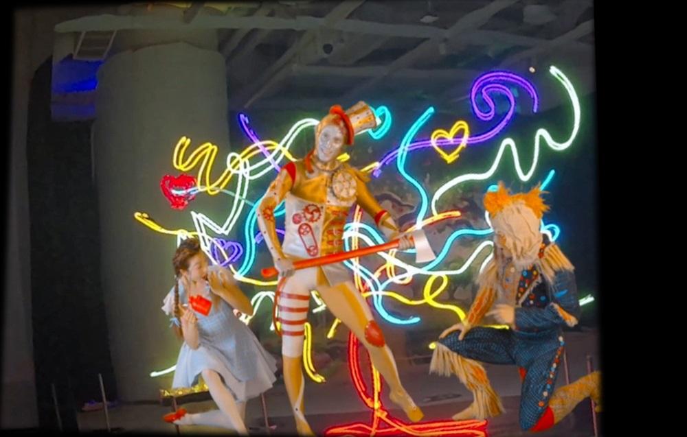 以MR混合實境、VR虛擬實境技術,零距離將芭蕾藝術躍現眼簾,30分鐘免費身心靈互動旅程,隨舞者及主角一同尋找創造力與勇氣。