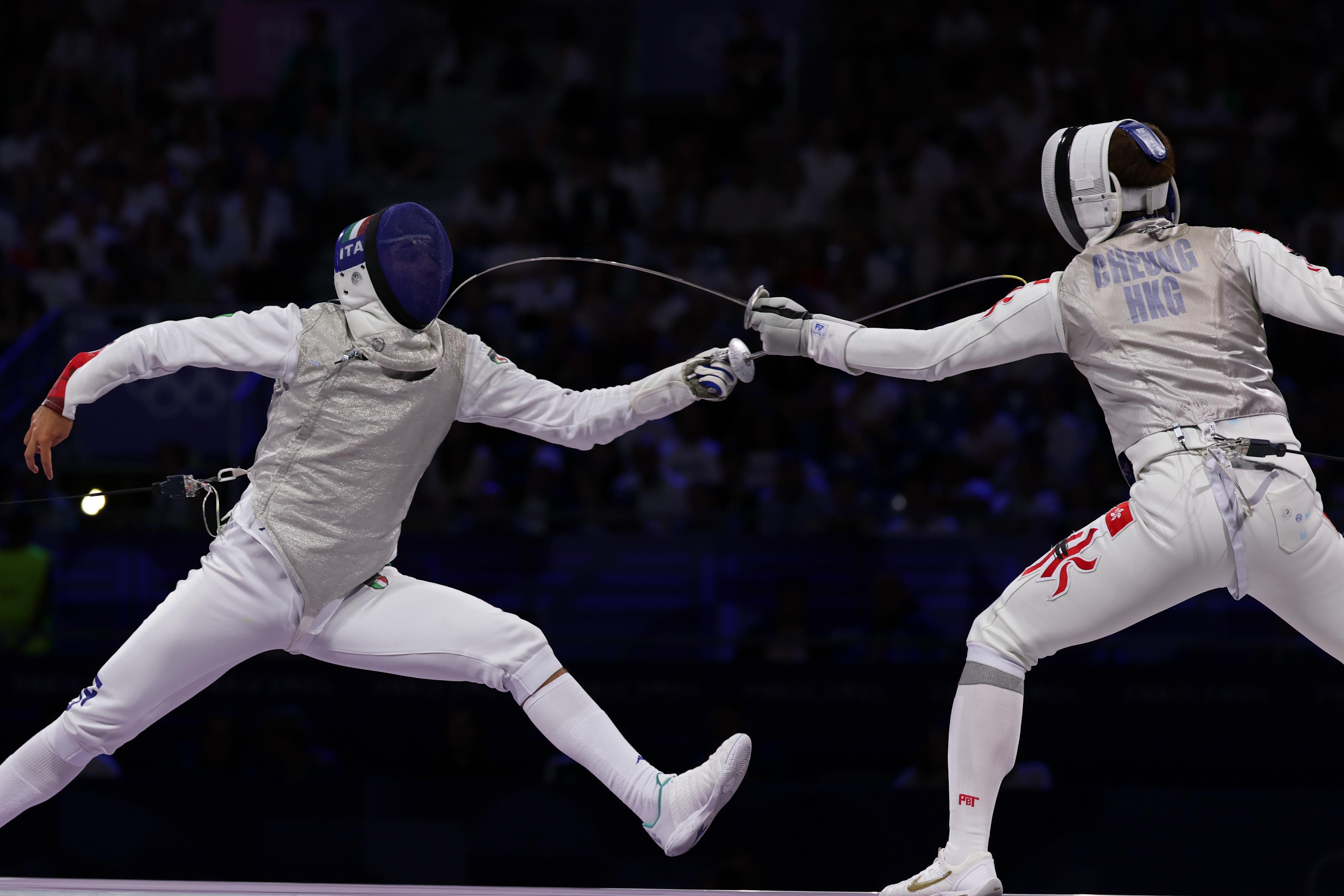 張家朗以15:14險勝馬基,再度於奧運男子花劍摘金。(相片由港協暨奧委會提供)