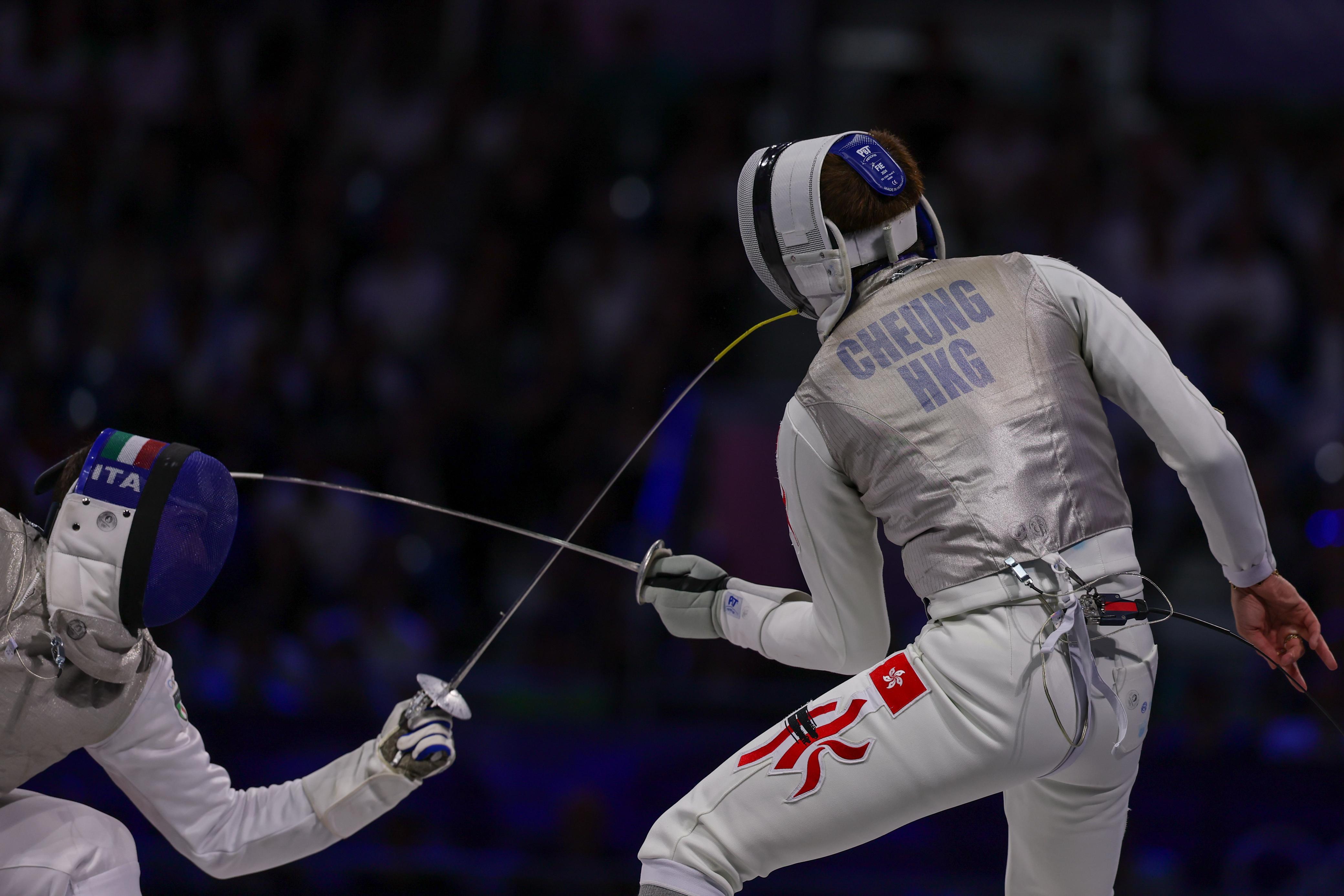 張家朗以15:14險勝馬基,再度於奧運男子花劍摘金。(相片由港協暨奧委會提供)
