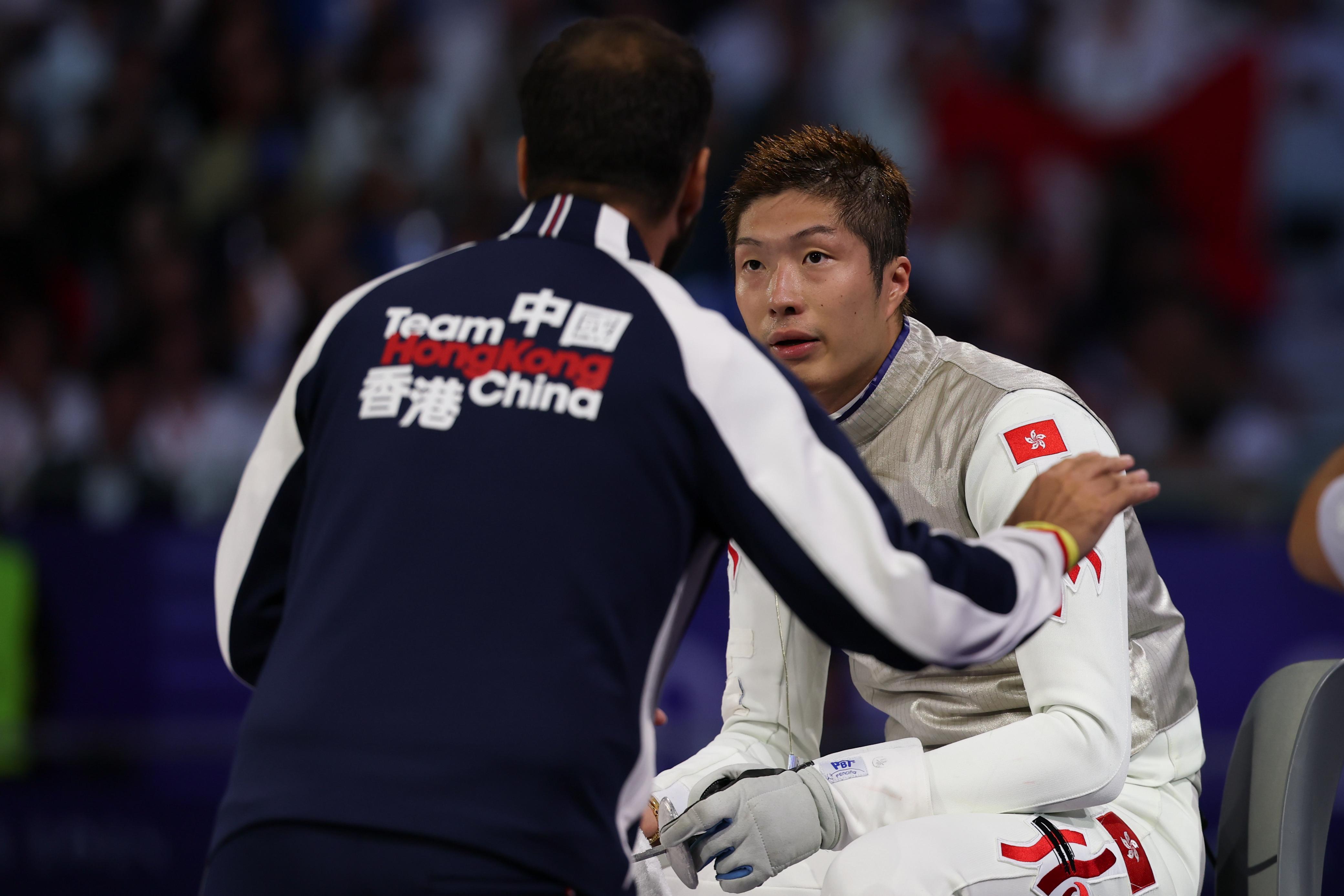 張家朗以15:14險勝馬基,再度於奧運男子花劍摘金。(相片由港協暨奧委會提供)
