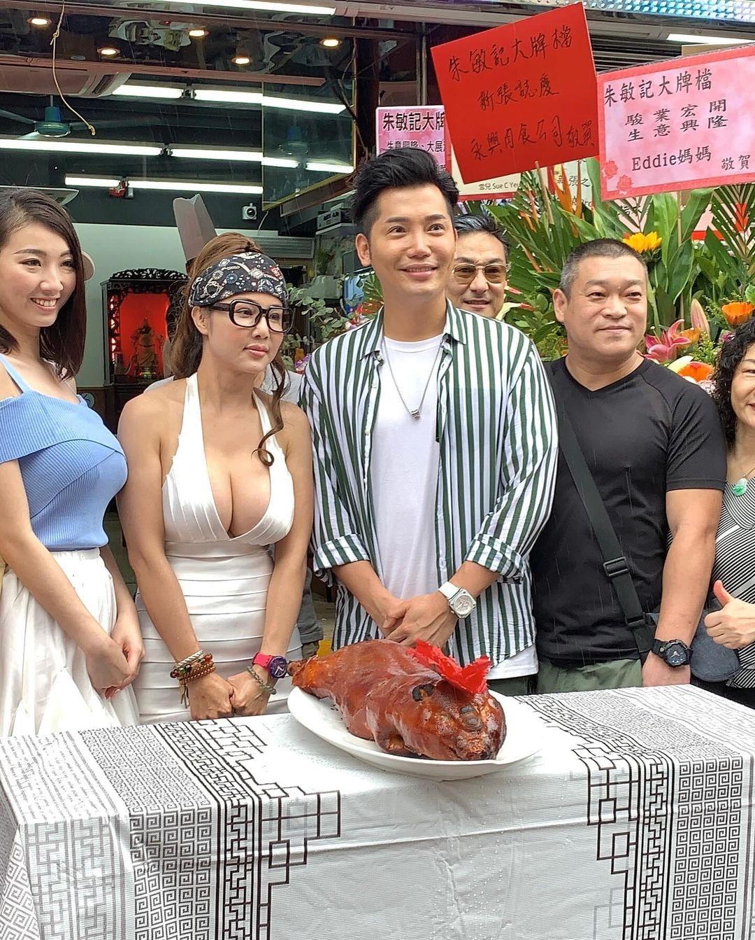 黃建東曾現身主持開幕,當時老闆娘的打扮,令不少人好奇黃建東如何跟老闆娘對望。