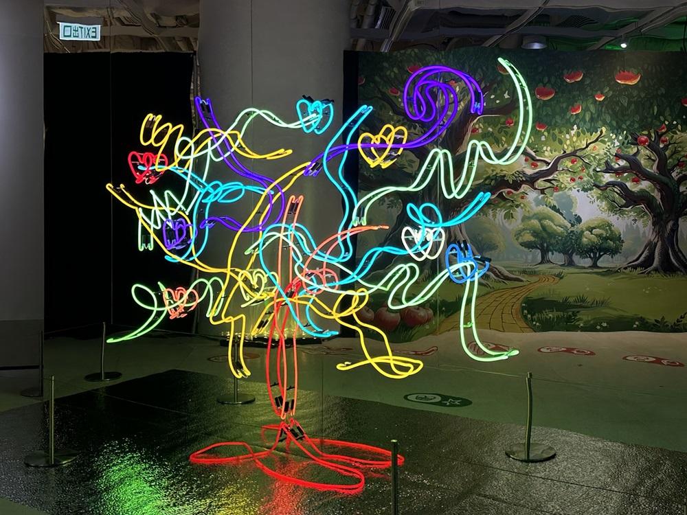 以MR混合實境、VR虛擬實境技術,零距離將芭蕾藝術躍現眼簾,30分鐘免費身心靈互動旅程,隨舞者及主角一同尋找創造力與勇氣。