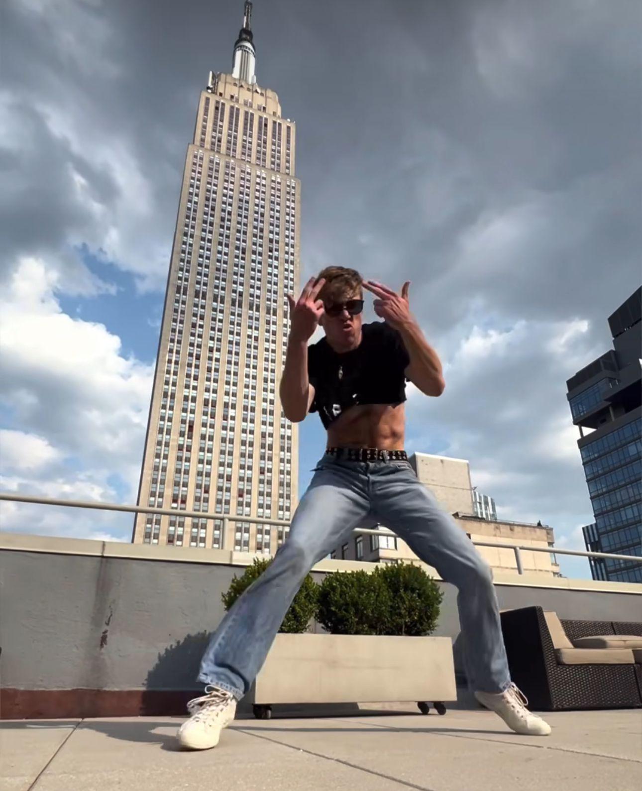 Nick Pauley以露臍裝拍片曬肌再跳《Bye Bye Bye》。