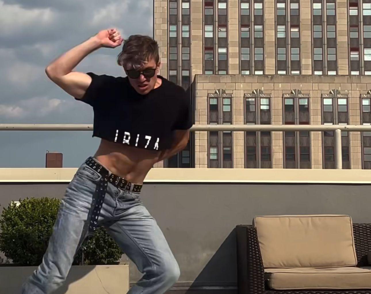 Nick Pauley以露臍裝拍片曬肌再跳《Bye Bye Bye》。