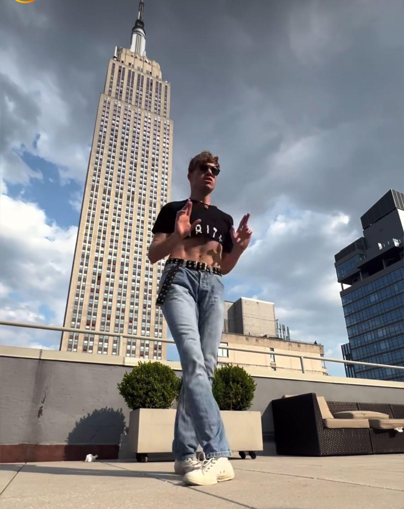 Nick Pauley以露臍裝拍片曬肌再跳《Bye Bye Bye》。