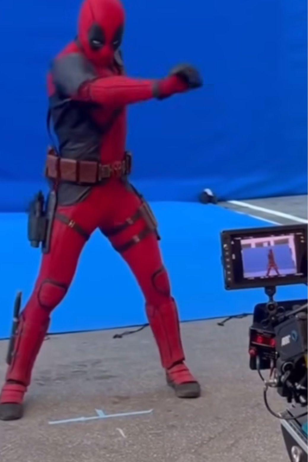 網民激讚舞蹈員Nick Pauley扮成死侍混合*NSYNC名曲舞步的開場畫面。