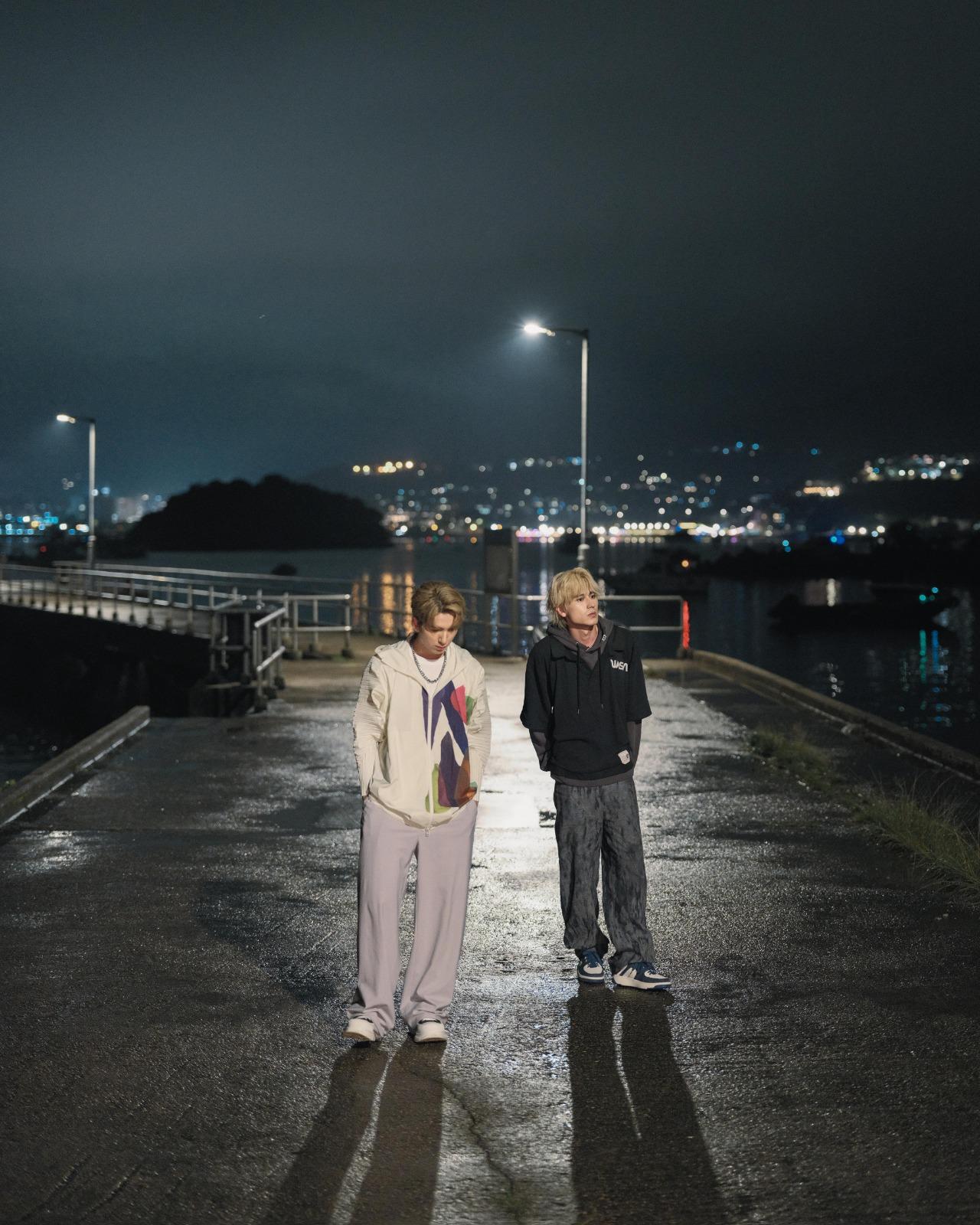 賀邦與Oscar組成混血男團OneUp殺入歌壇。