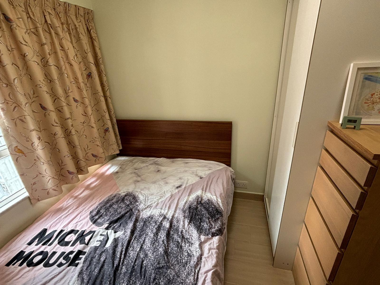 主人房面積不算太大,但間隔實用。(代理提供)