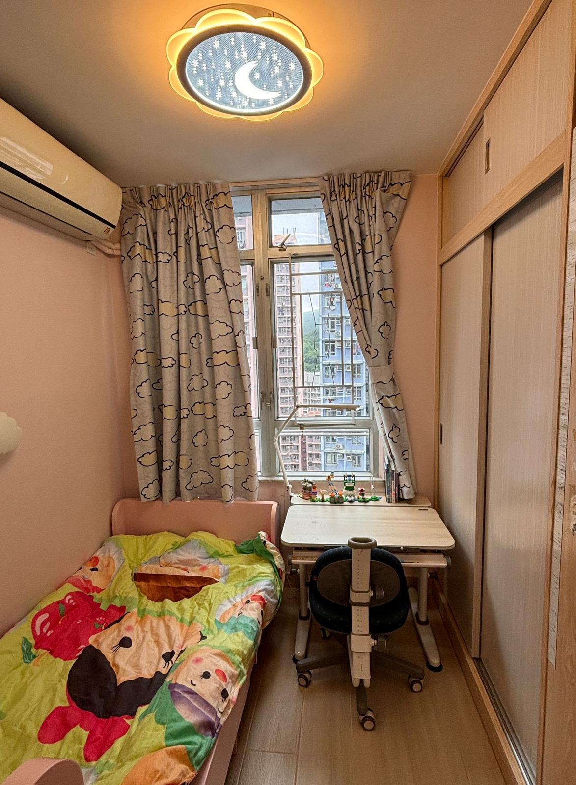 採用玻璃趟門的睡房,作為一人房間,空間算足夠。(代理提供)