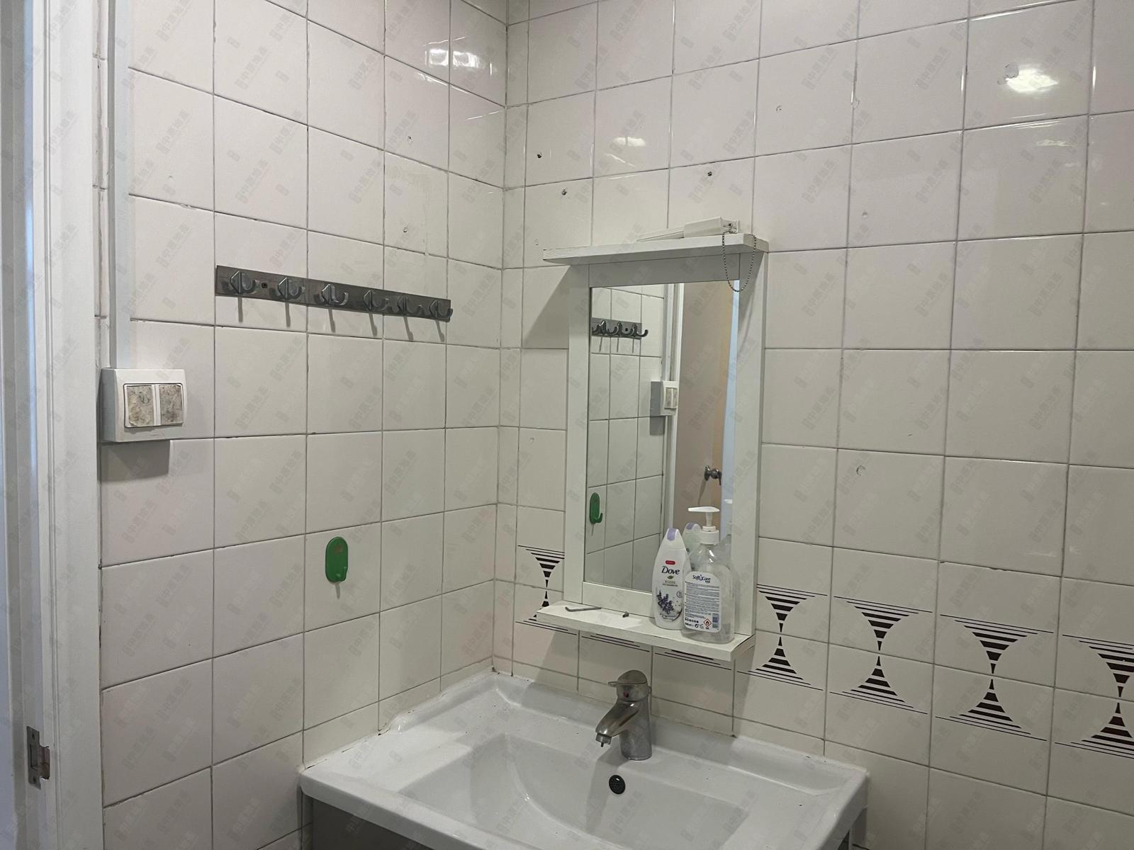 浴室裝修普通但企理。(代理提供)