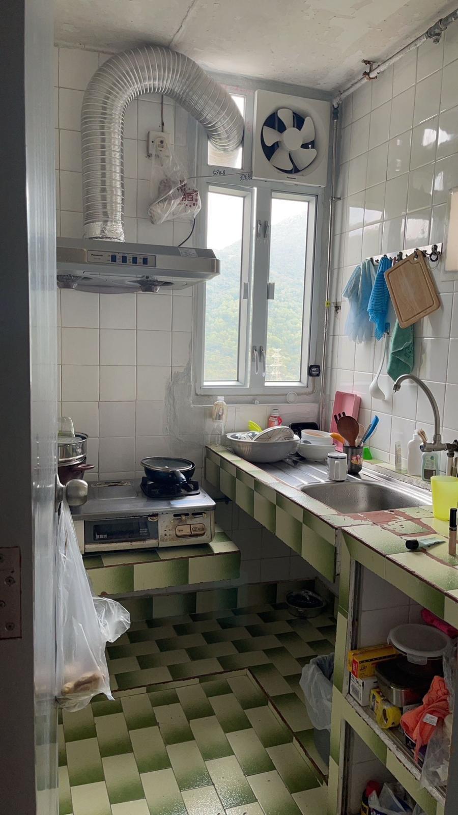 廚房裝修富有年代感,但亦可望山景,光猛通爽。(代理提供)