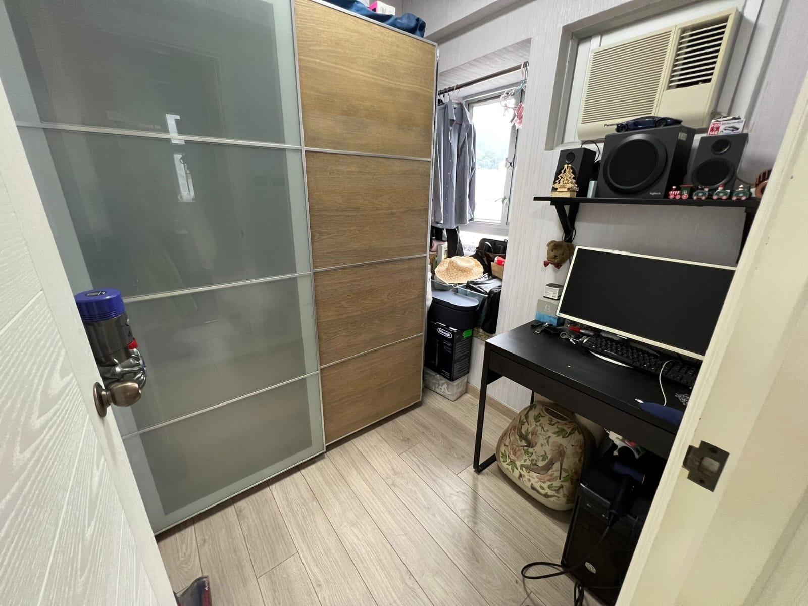 原業主將另一間睡房用作工作間及衣帽間,房間空間不算太細小。(代理提供)