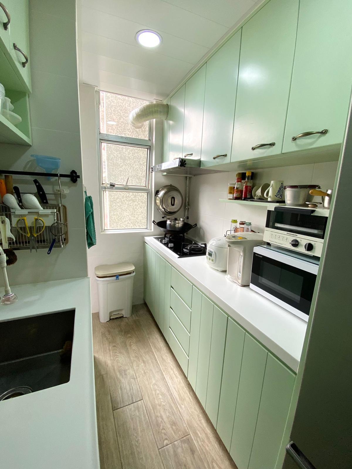 廚房面積闊落,鋅盆和爐頭各設一方,下廚空間充裕。(代理提供)