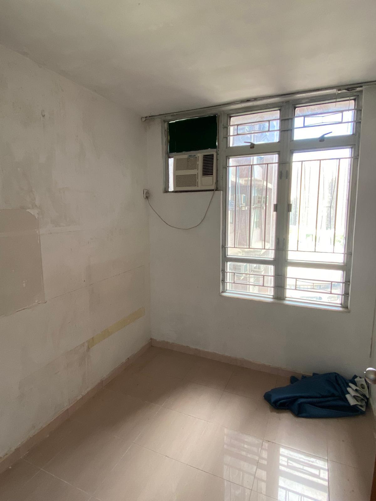 單位為兩房間隔,房間裝修略舊。(代理提供)