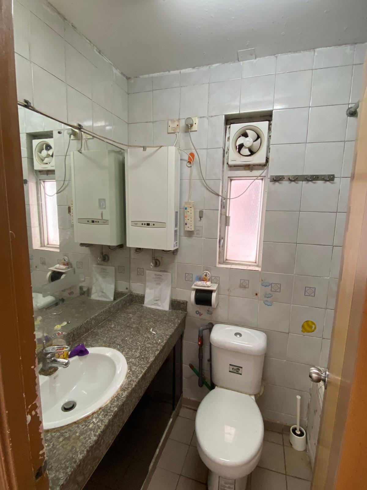 浴室為明廁,面積算大。(代理提供)