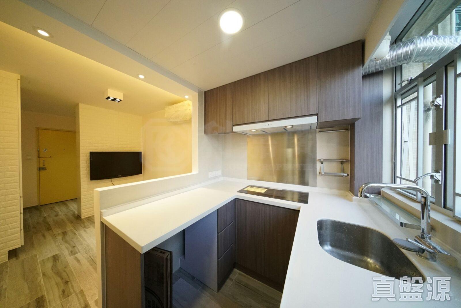 廚房採開放式設計,令空間感及採光度大增。(代理提供)