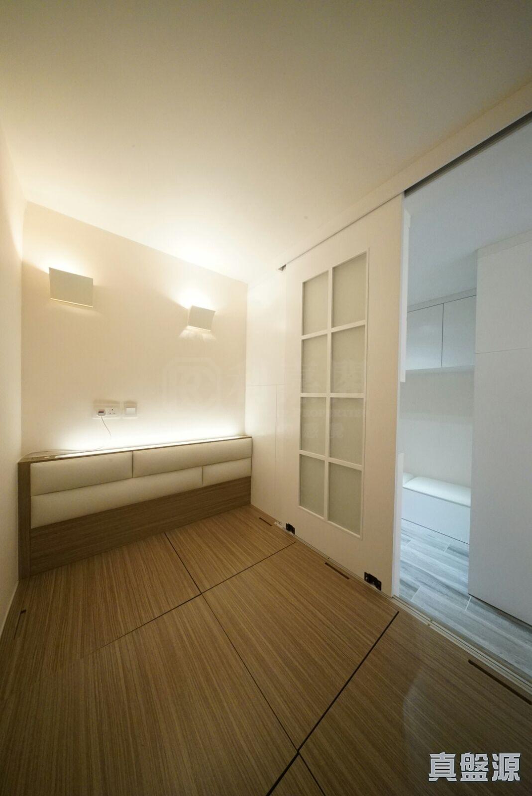 單位設有兩房,其中一間睡房設有地台,收納空間足。(代理提供)