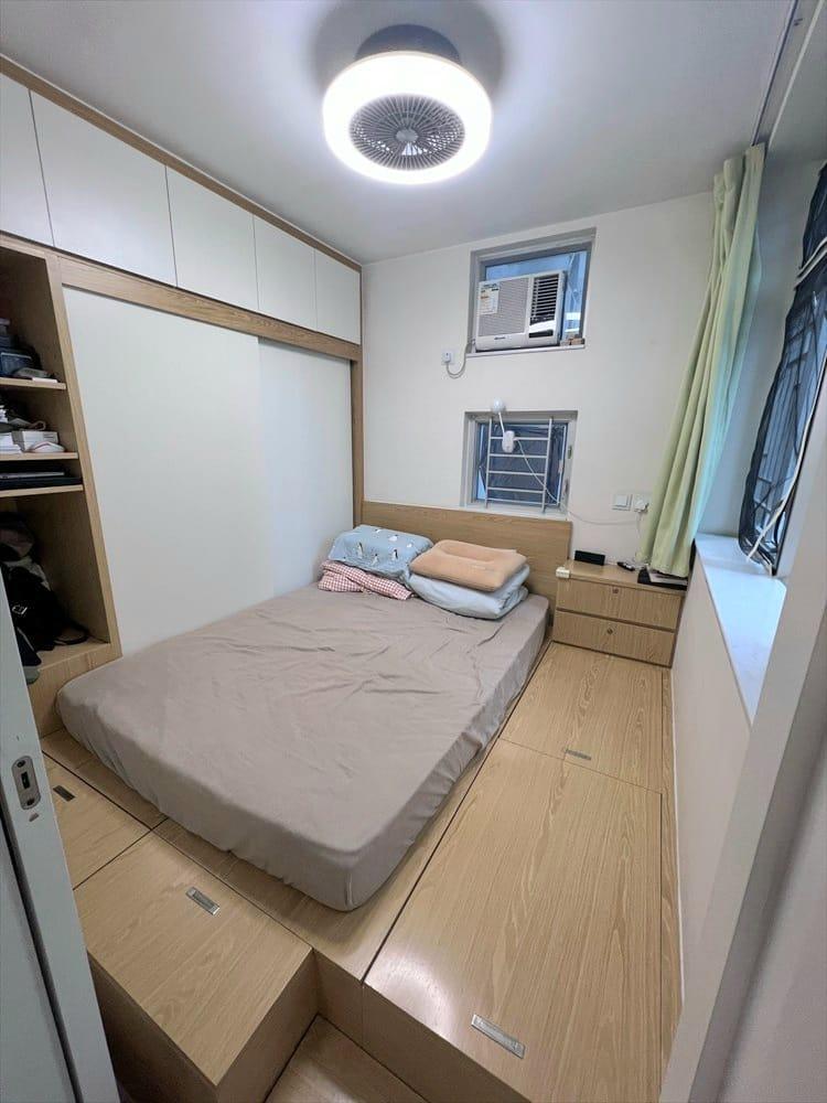 睡房設有地台及大衣櫃,收納空間極多。(代理提供)